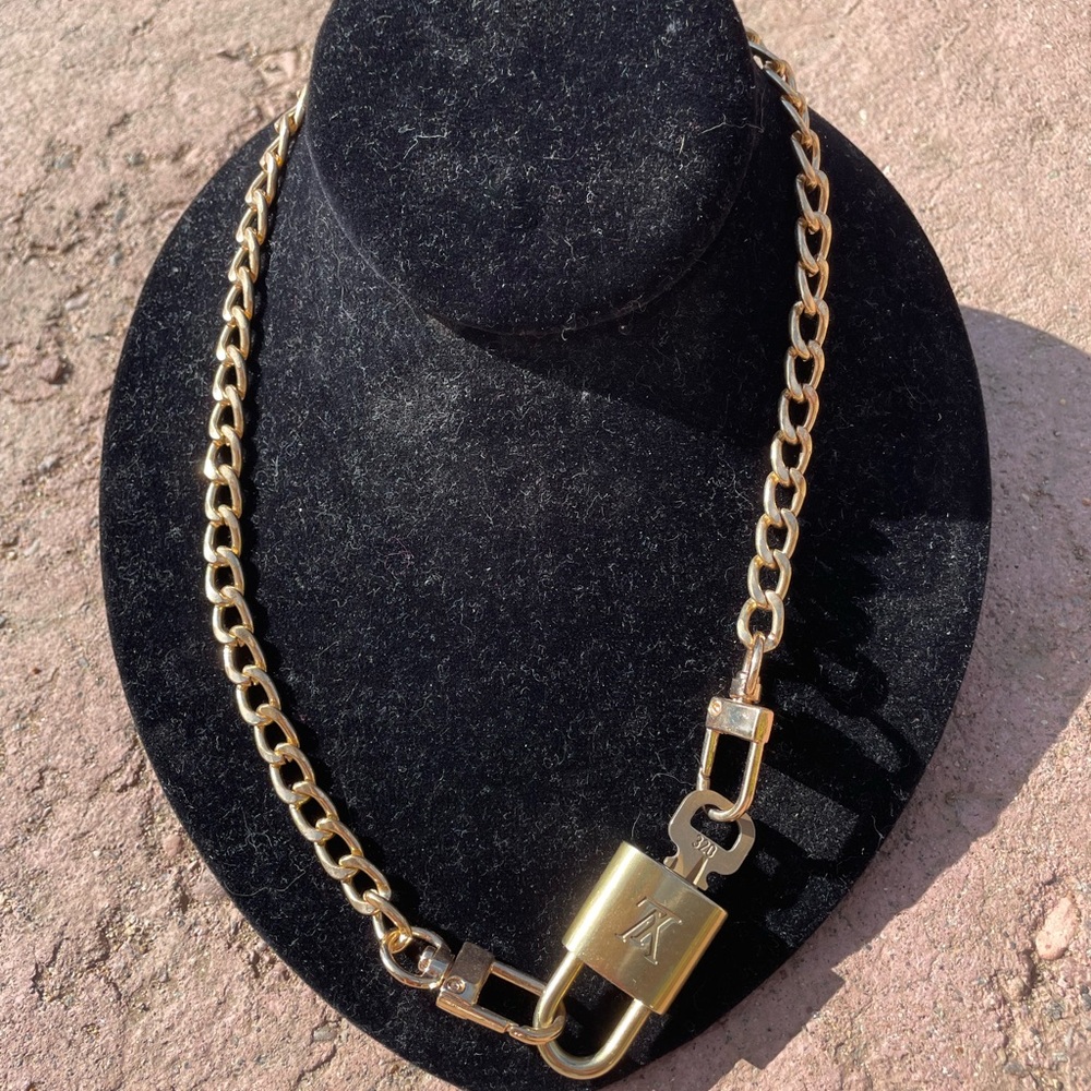 Louis Vuitton lock and key with unbranded chain #320